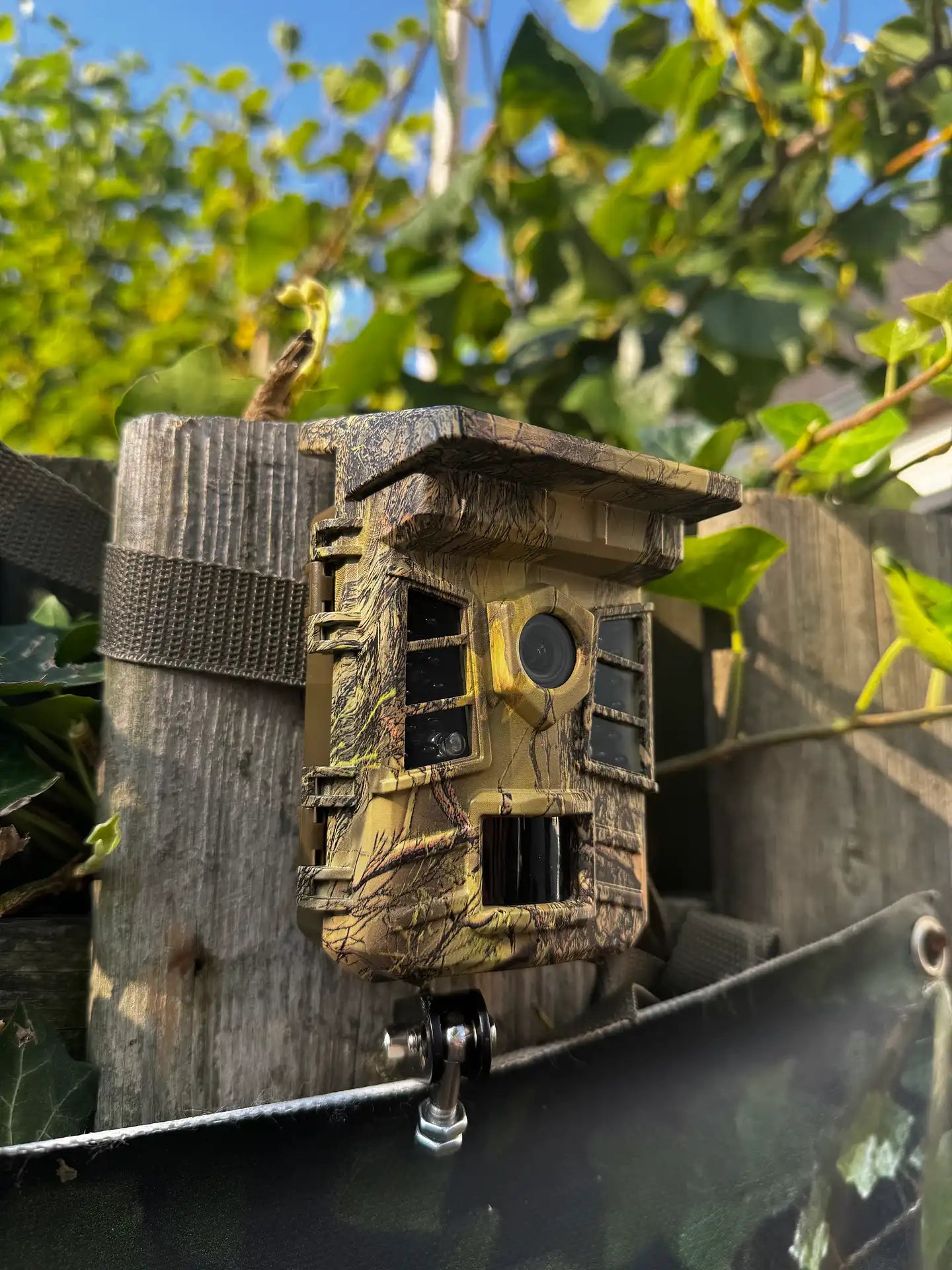 Camtura wildcamera met wifi en zonnepaneel gemonteerd aan een schutting